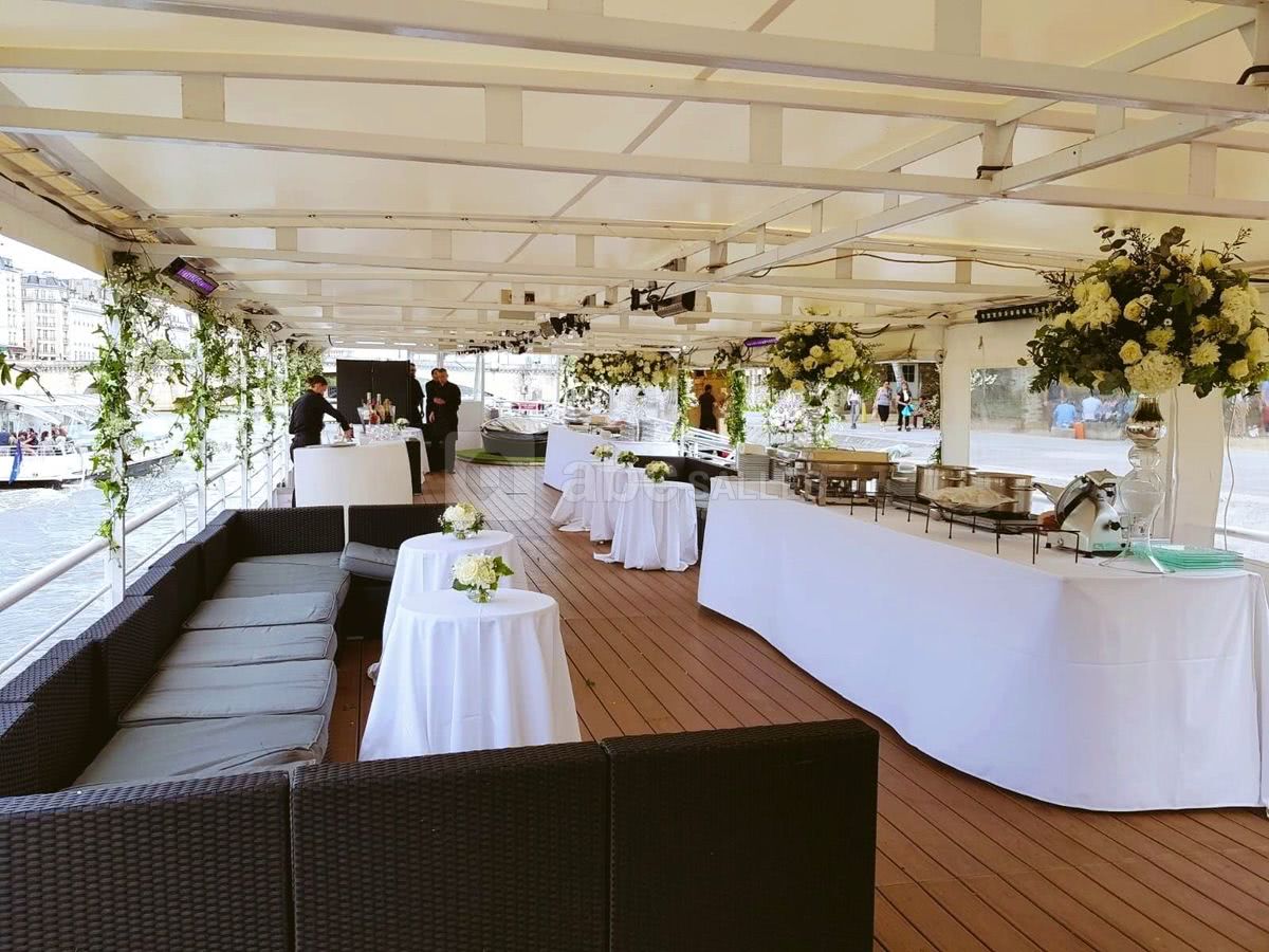 Mariage sur la terrasse face à Notre Dame de Paris .