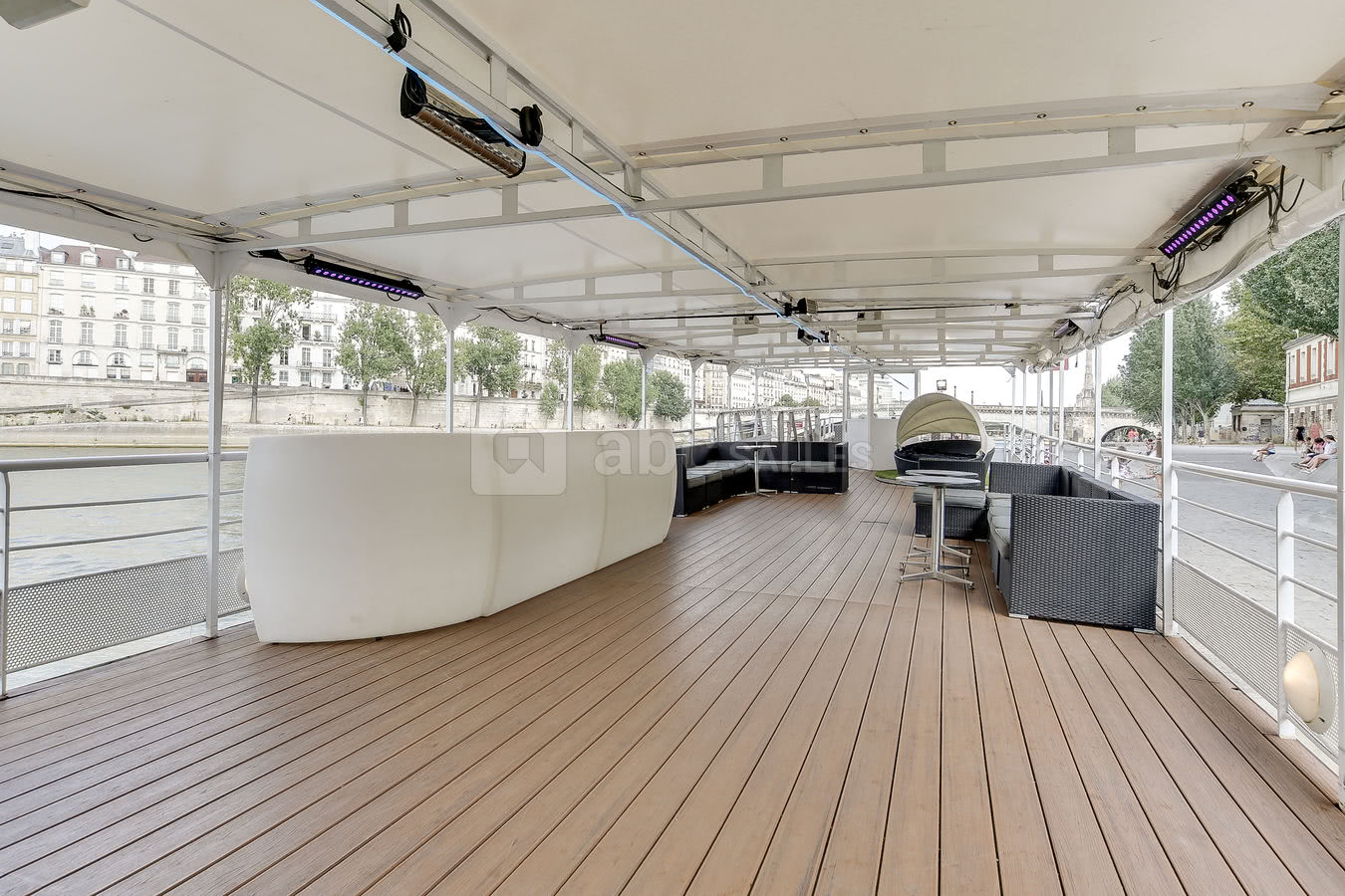 Une grande terrasse lumineuse.