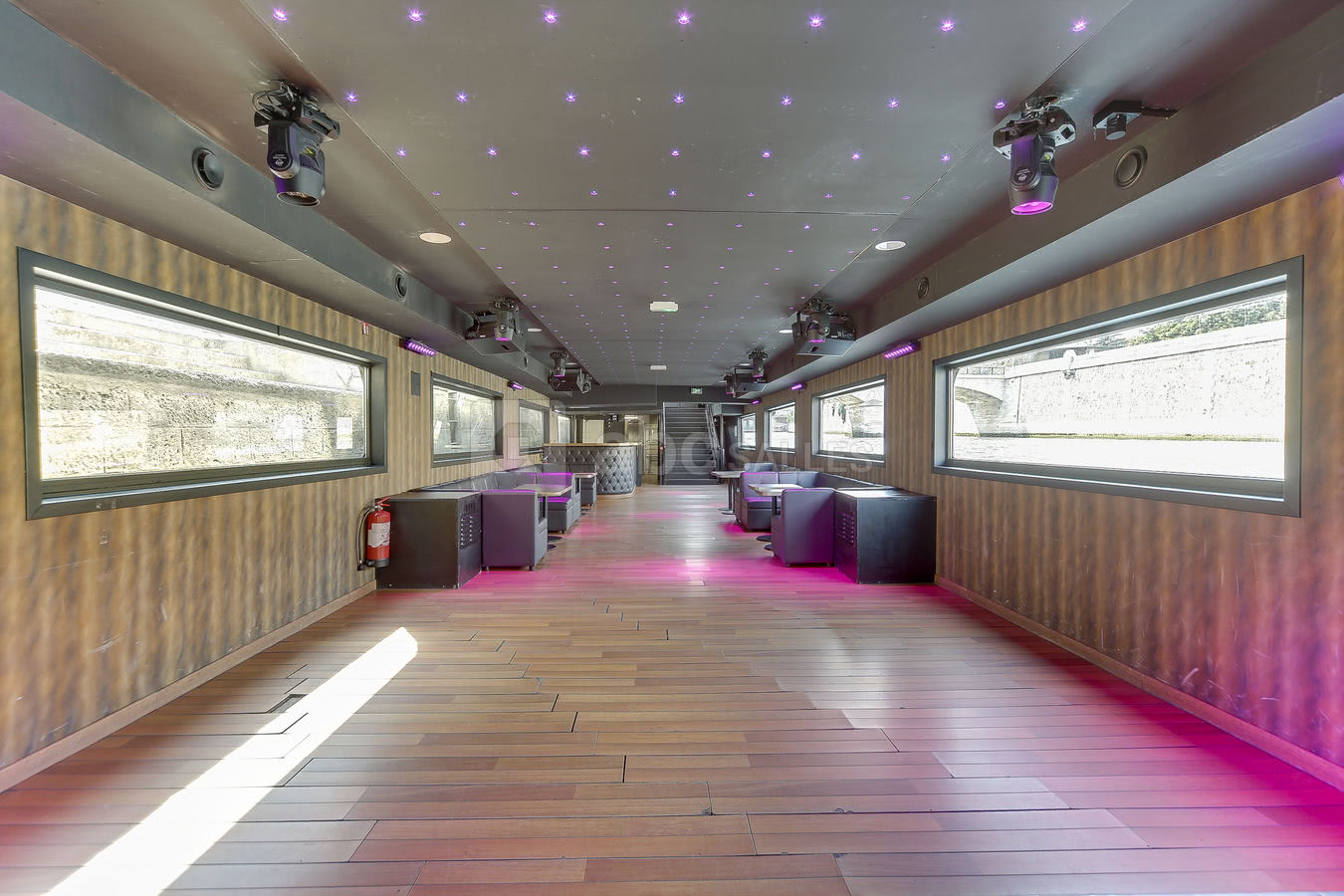 Salle très lumineuse.