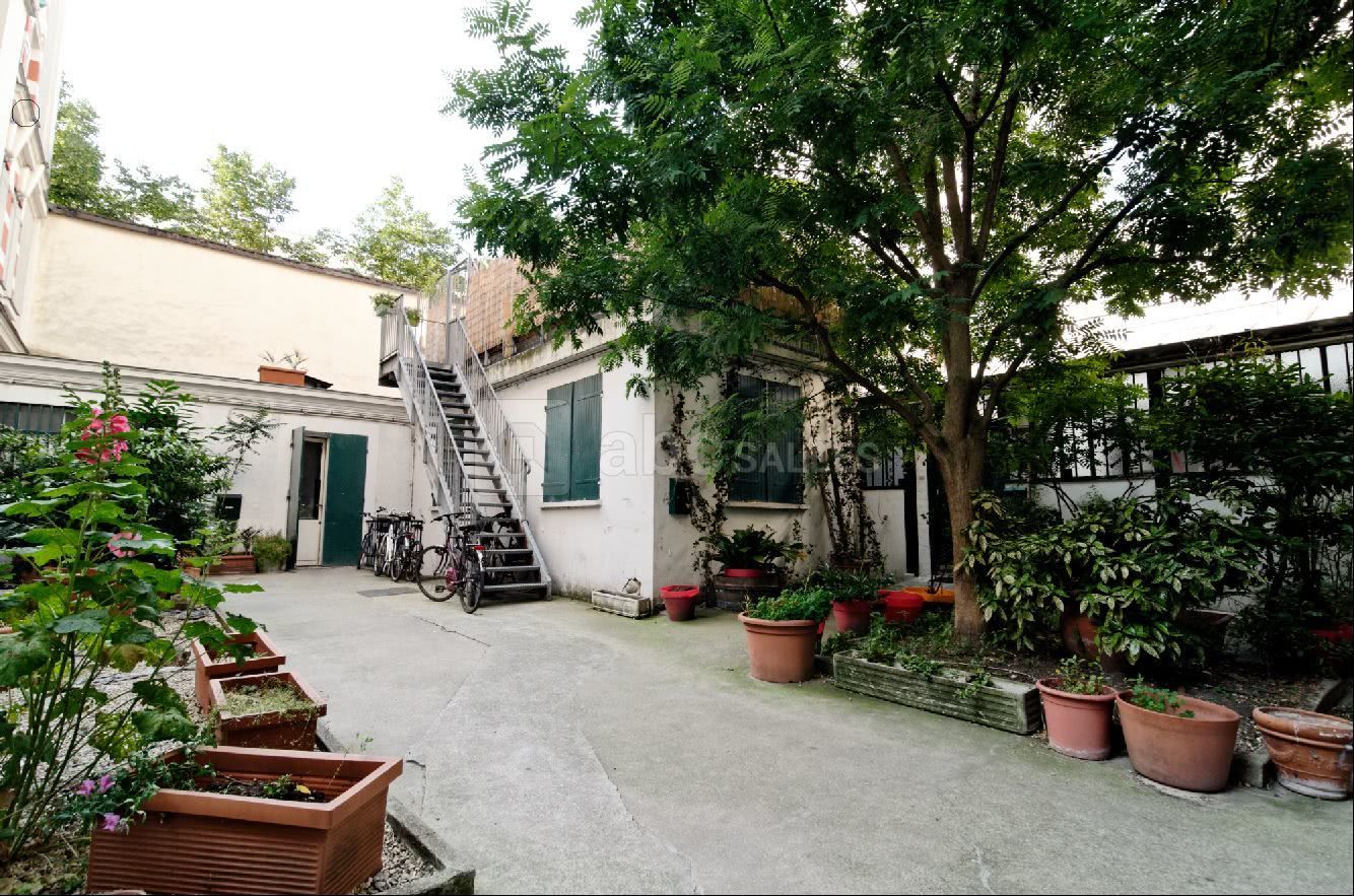 La cour - Non privatisable