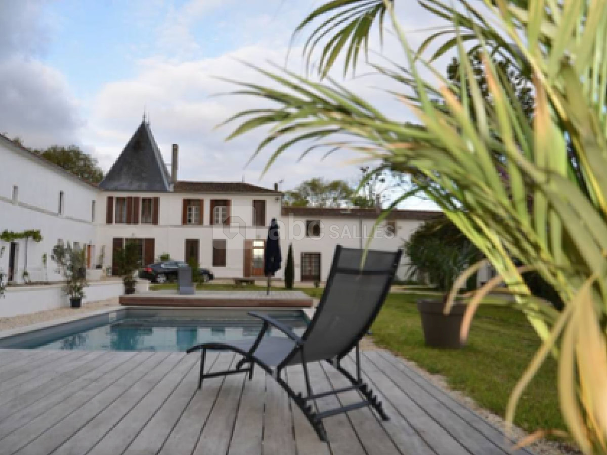 Cour et piscine pour la détente