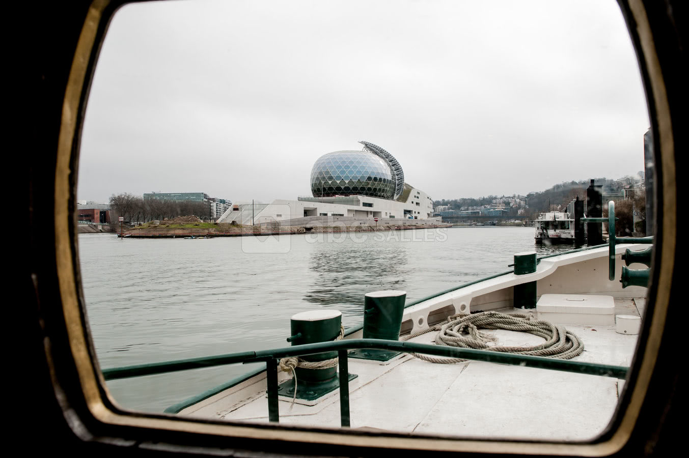 La péniche Sans Souci devant la Seine Musicale de Seine
