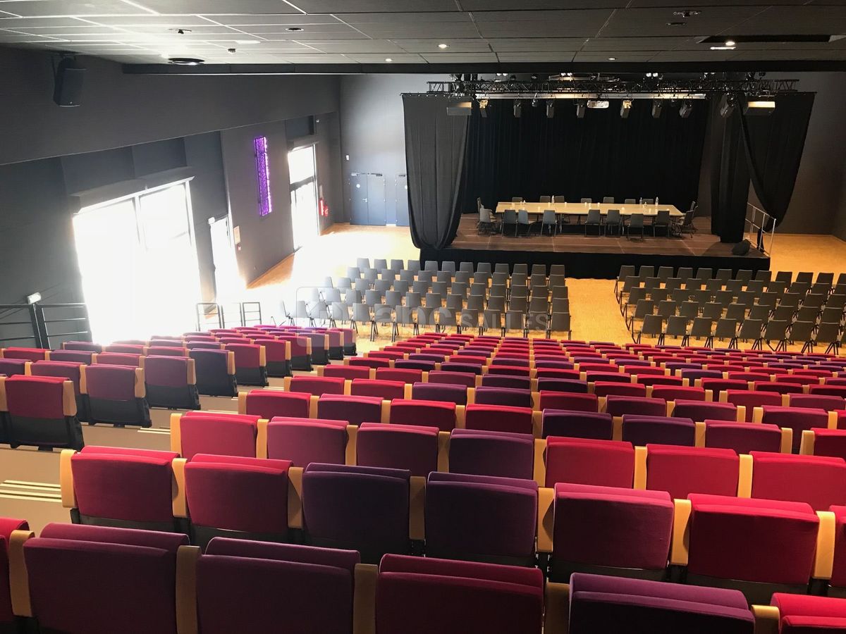 Vue plongeante sur les gradins et la scène