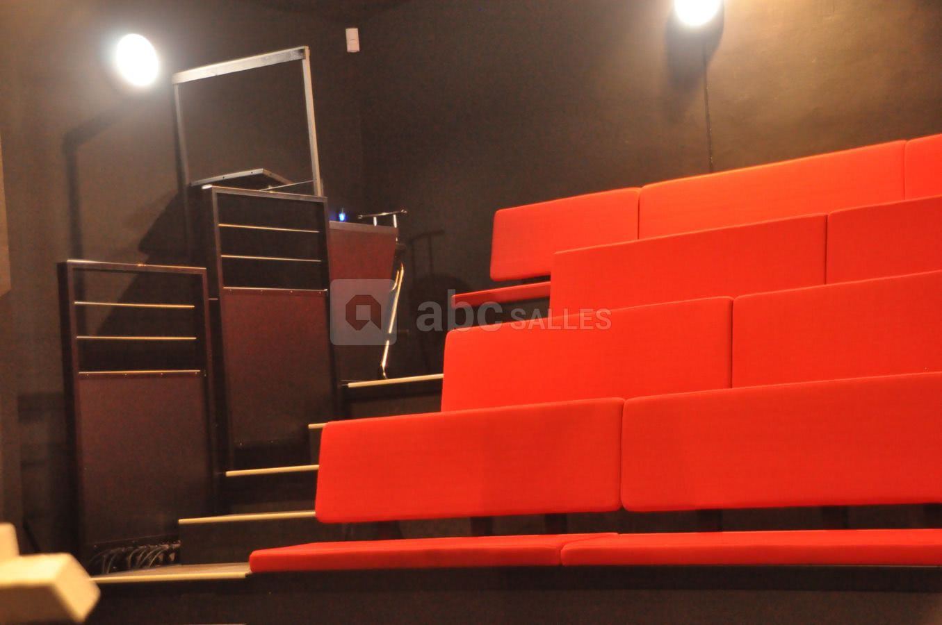 49 places assises en banquette