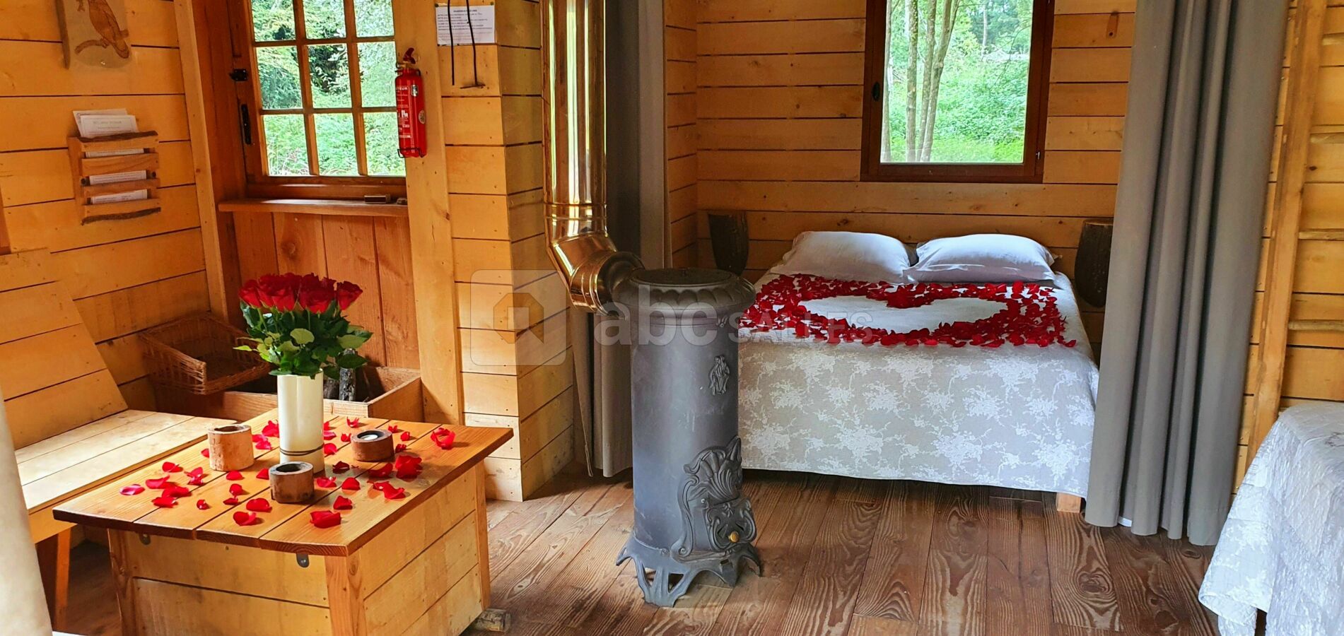 Cabane Martin-Pêcheur sur l'eau avec décor romantique