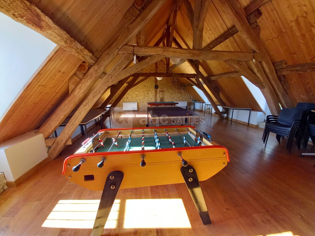 Salle de jeux (babyfoot-billard-ping-pong) 70m² au sol