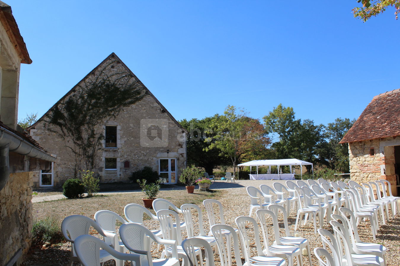 Les environs immédiats de la grande salle