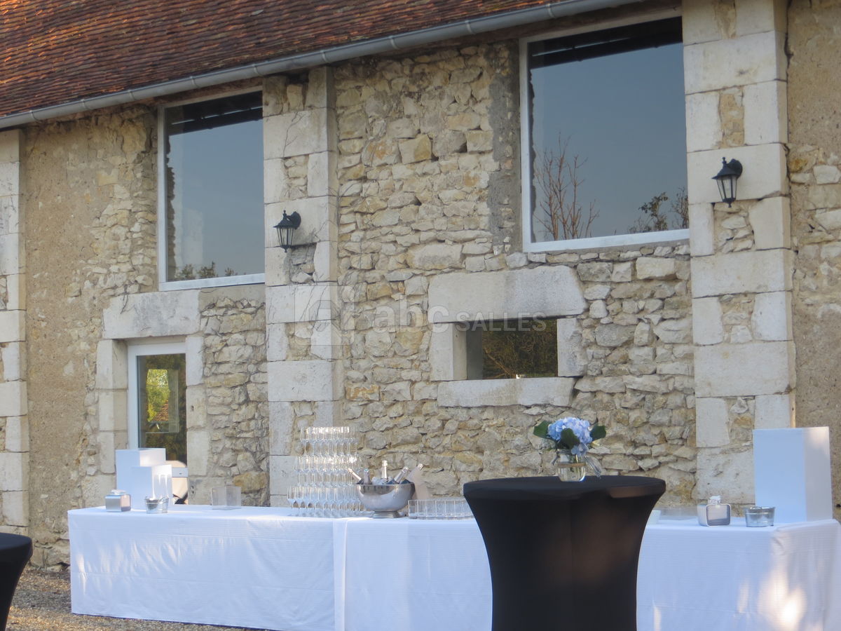 Buffet installé sur l'esplanade située devant la grande salle de réception (de 230m²)