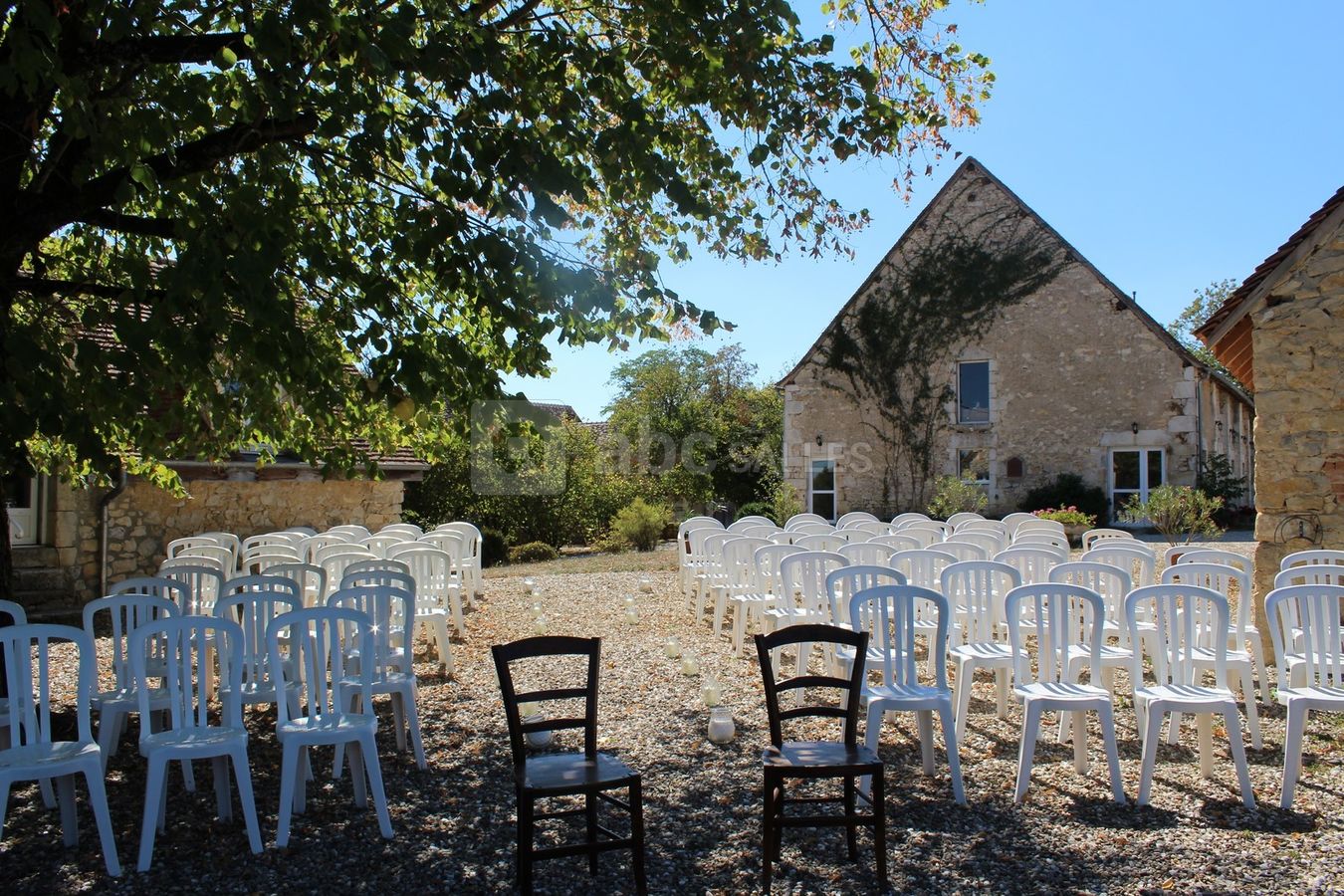 Les environs immédiats de la grande salle