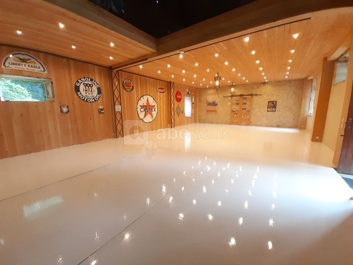 Salle de cocktails pouvant accueillir 150 personnes en cas de pluie
