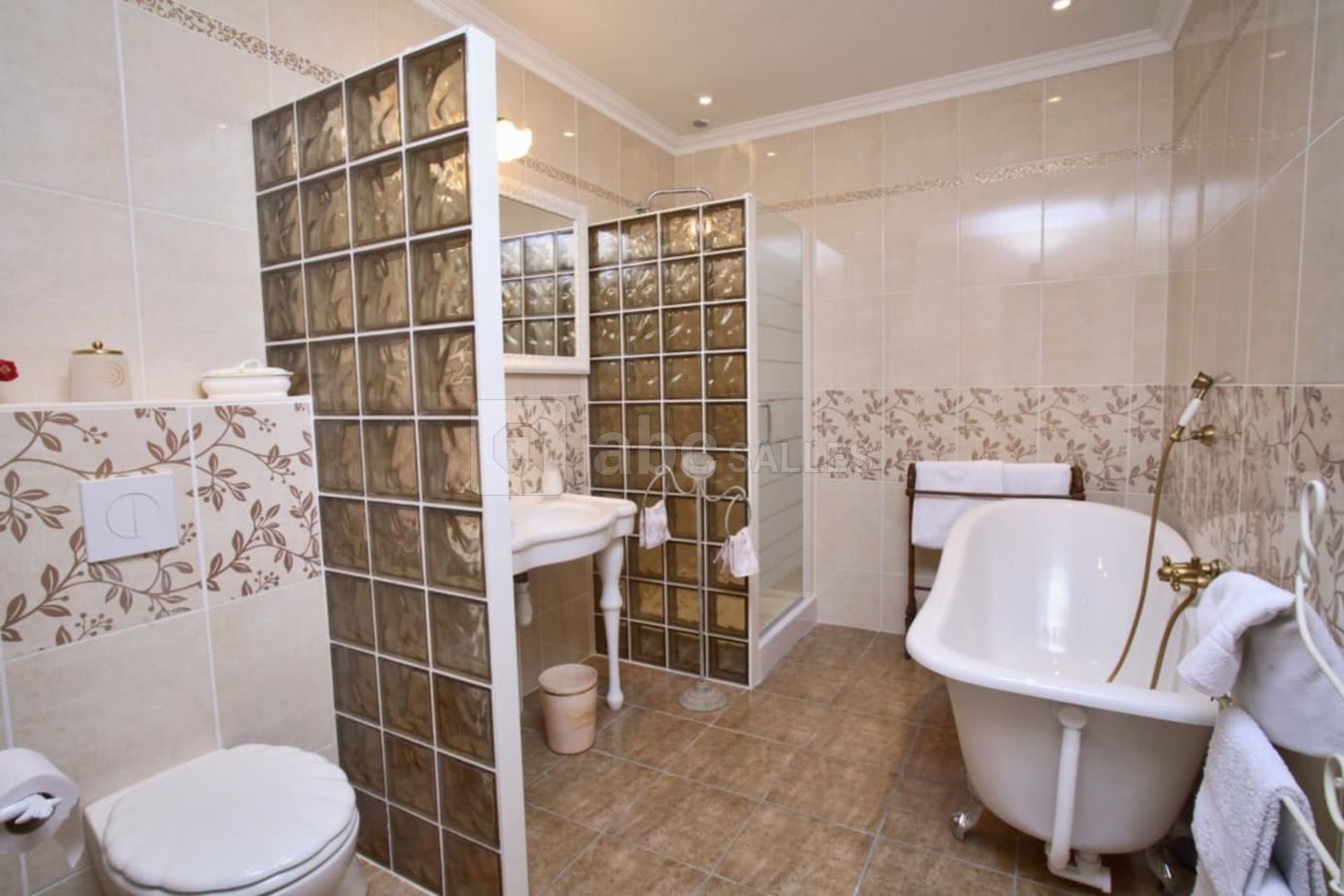Salle de bains chambre violette