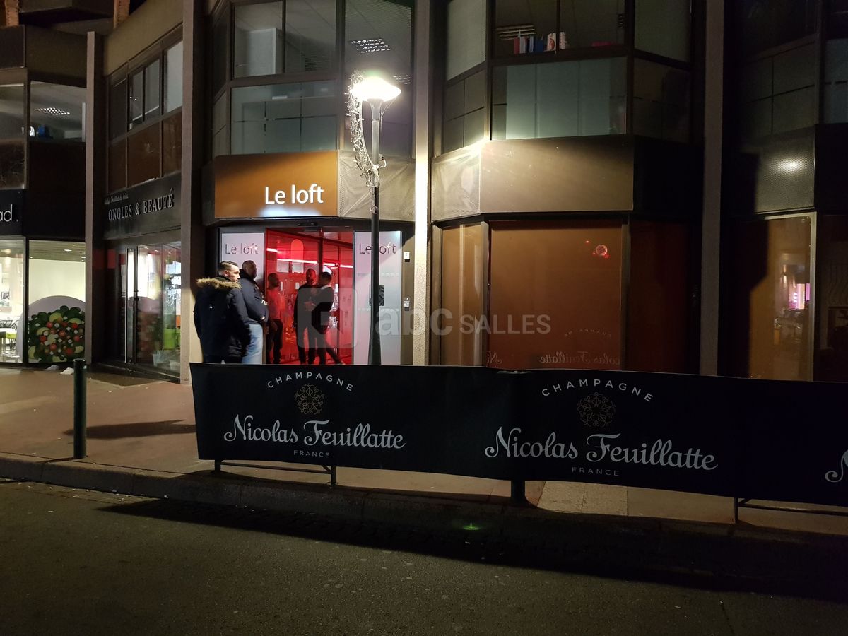 EXTERIEUR AVEC VITRINE OCULTEE