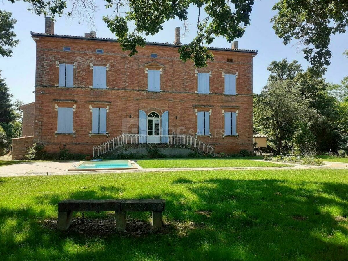 Château de Puydaniel côté jardin/piscine
