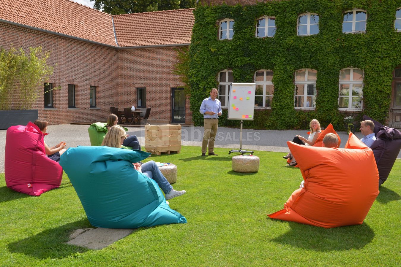 Brainstorming dans la Cour