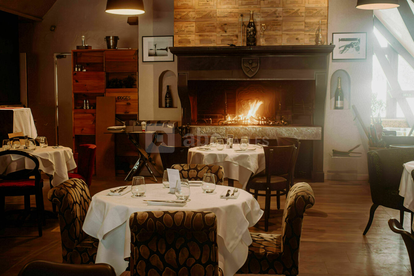 Salle (2) intérieur avec cheminée