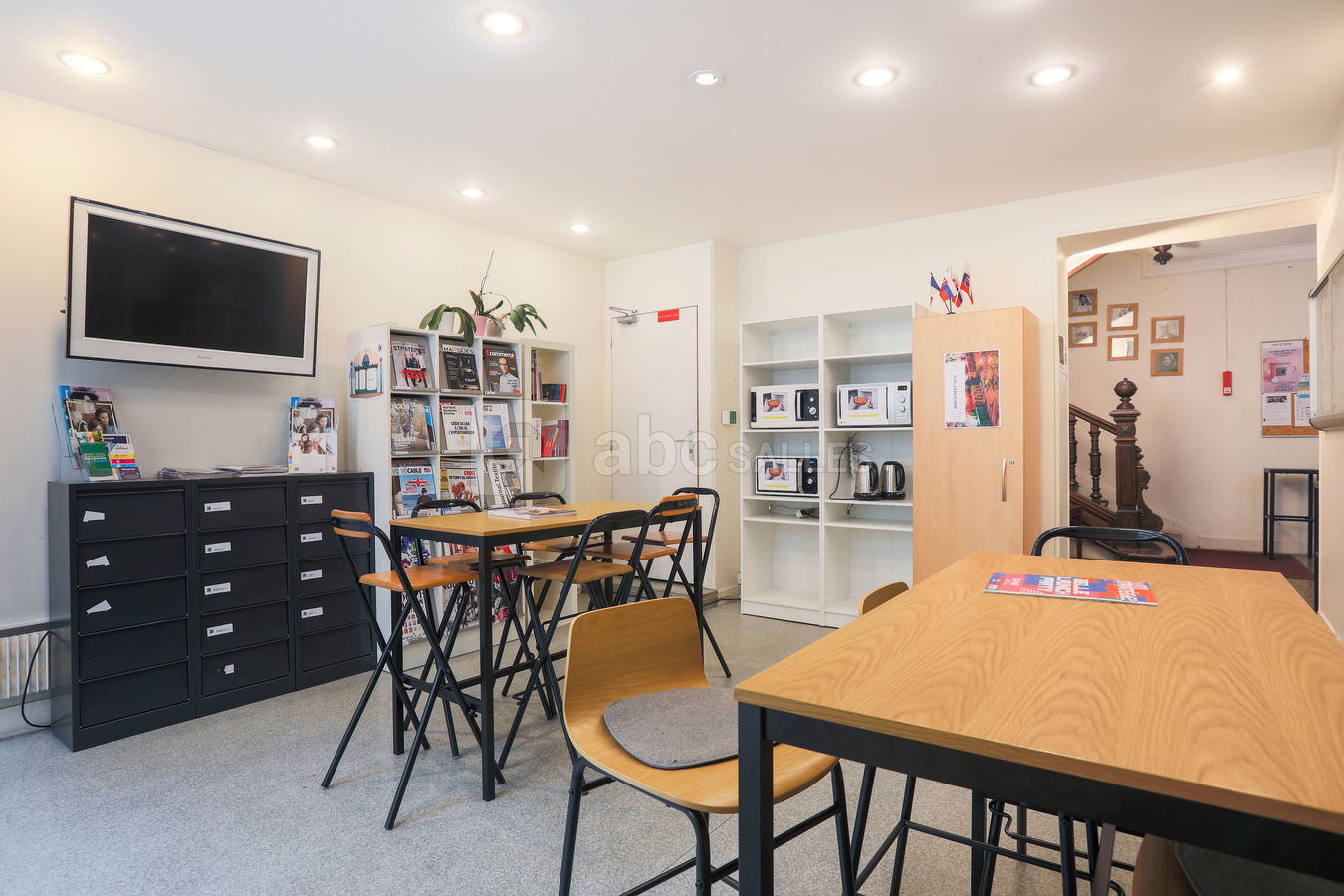 Espace Tuilerie (accès WC + distributeurs)