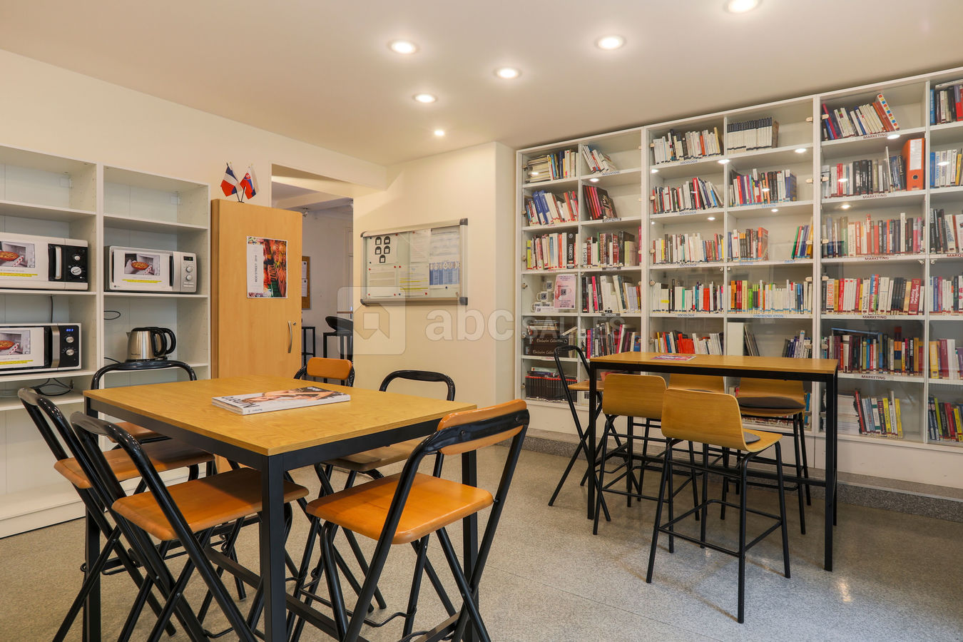 Espace Tuilerie (accès WC + distributeurs)