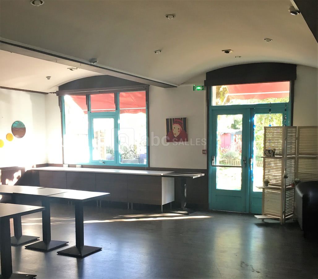 SALLE LUMINEUSE ACCES AU JARDIN