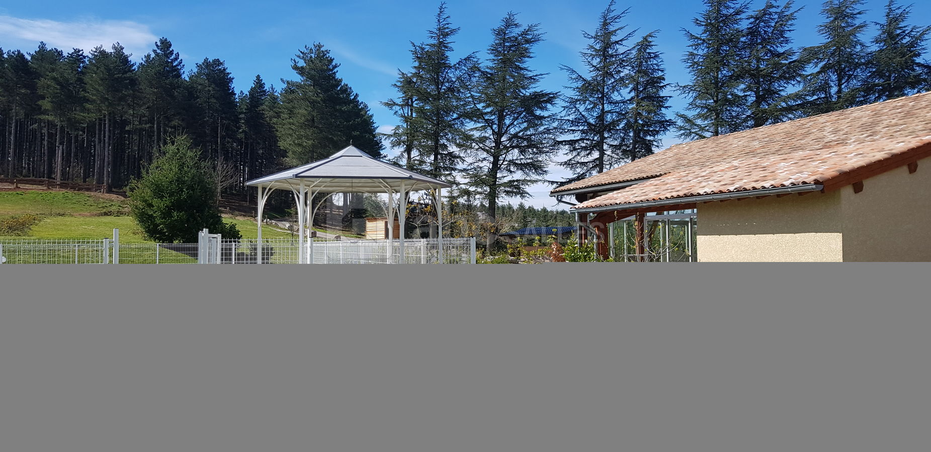 Grand parc avec piscine