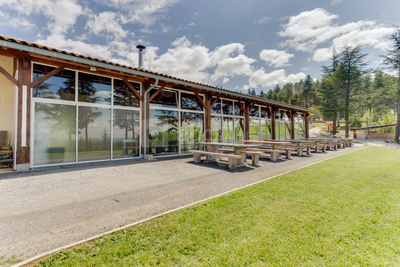 Espace extérieur avec tables en granit
