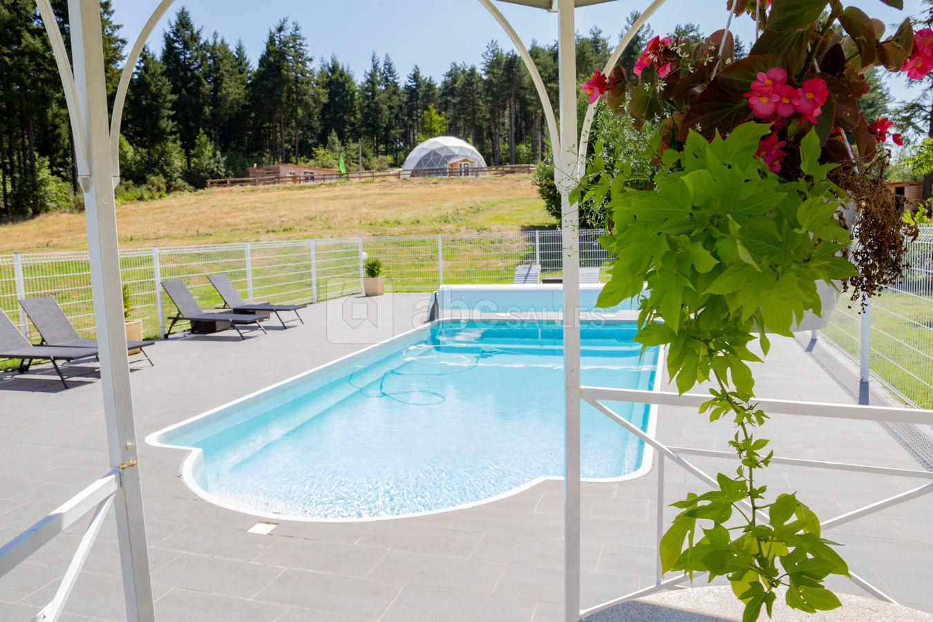 Piscine sécurisée et chauffée en été