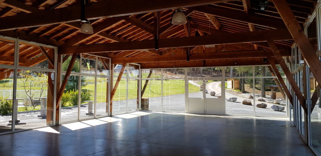 Vue intérieure jour - Salle vitrée avec poutres