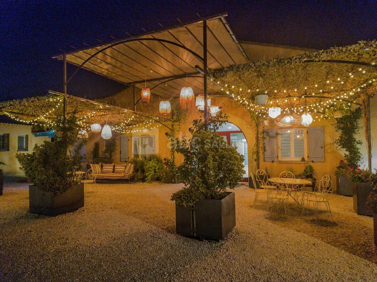 Espace pergolas devant la salle de réception