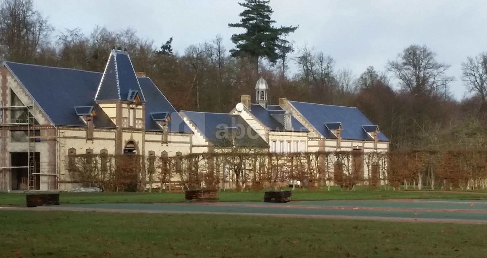 La salle et ses batiments environnants offrent une belle perspective