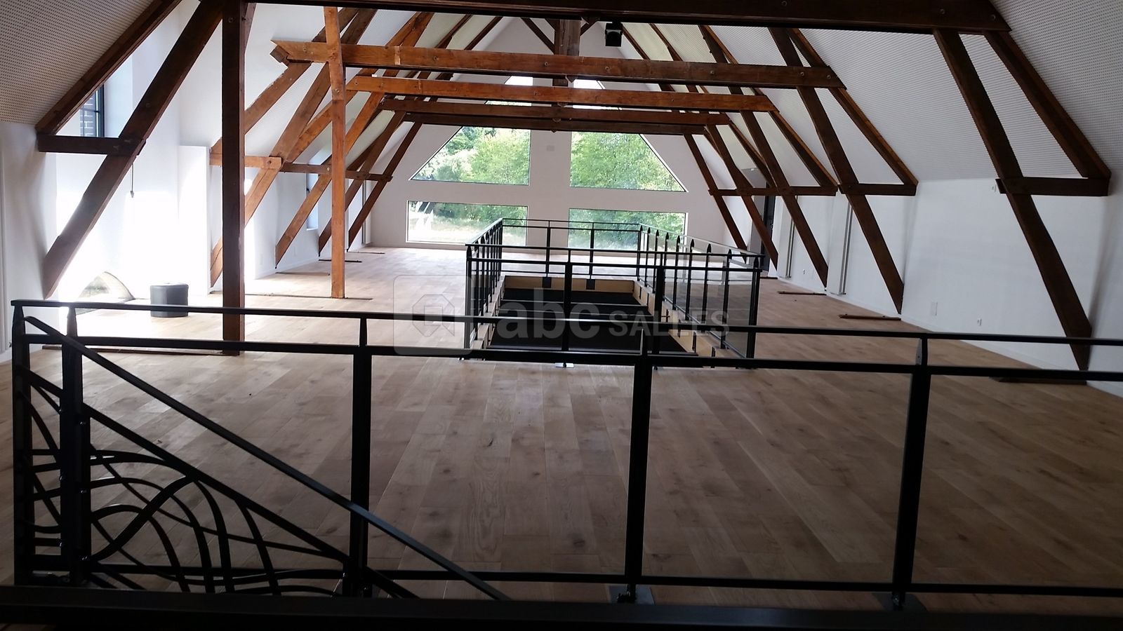 L'étage offre également espace et lumière
