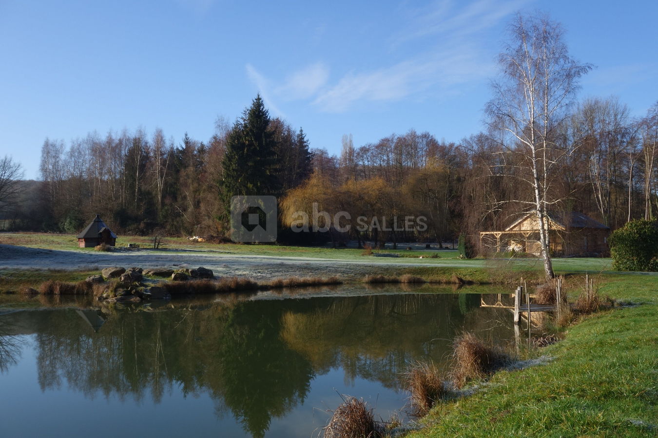 Vue de l'extérieur sur le chalet et son environnement