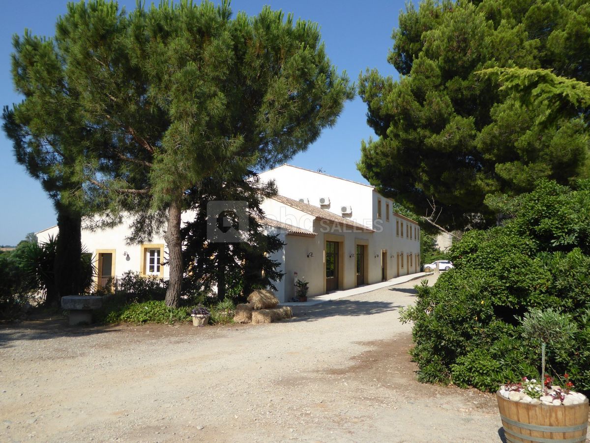 Vue Extérieure Salle de Réception et Gîtes