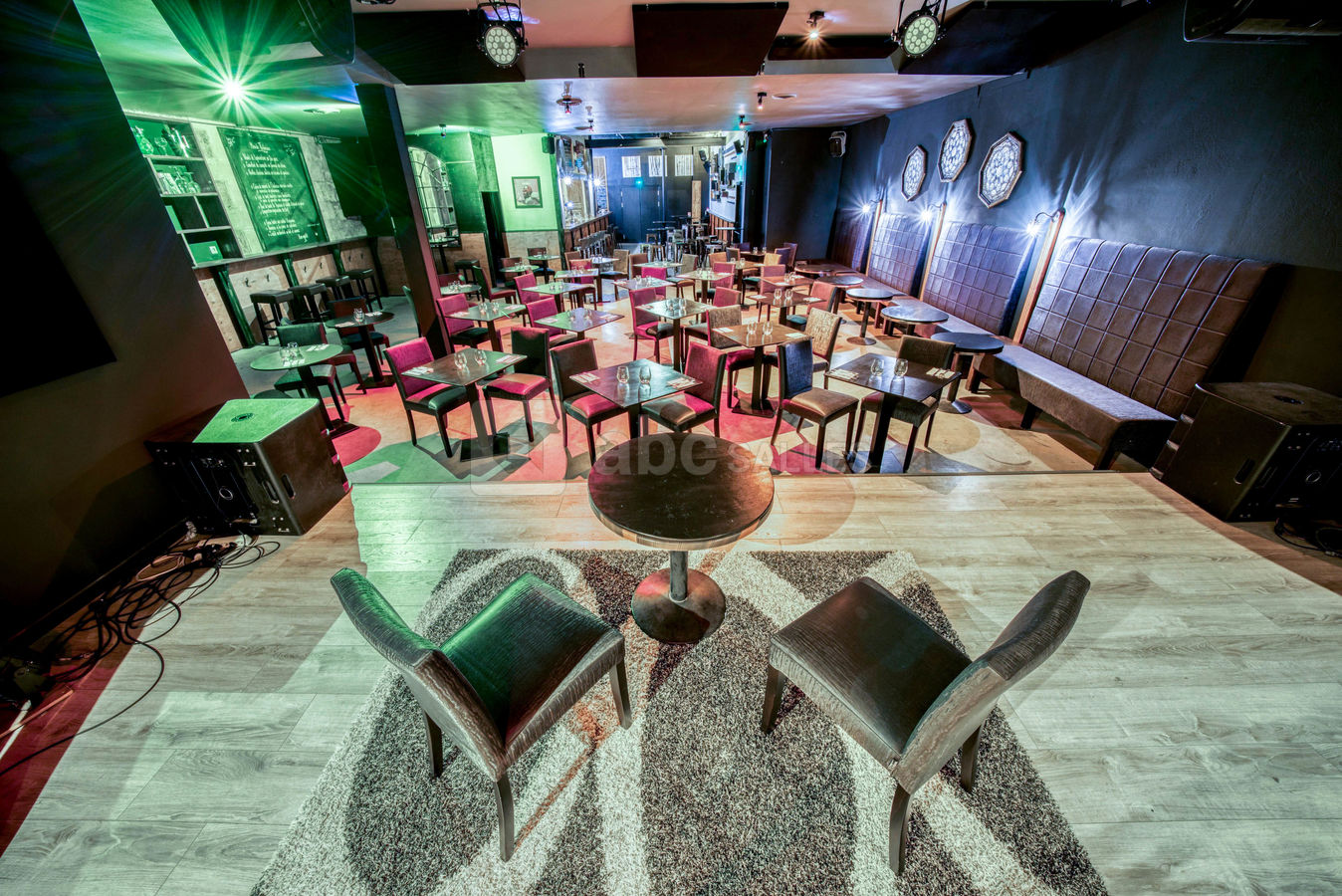 Salle aménagée en version Réception / Cabaret - Vue depuis la scène