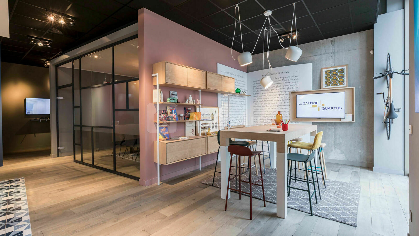 Environnement  - Espace de coworking [salle de réunion derrière la verrière]