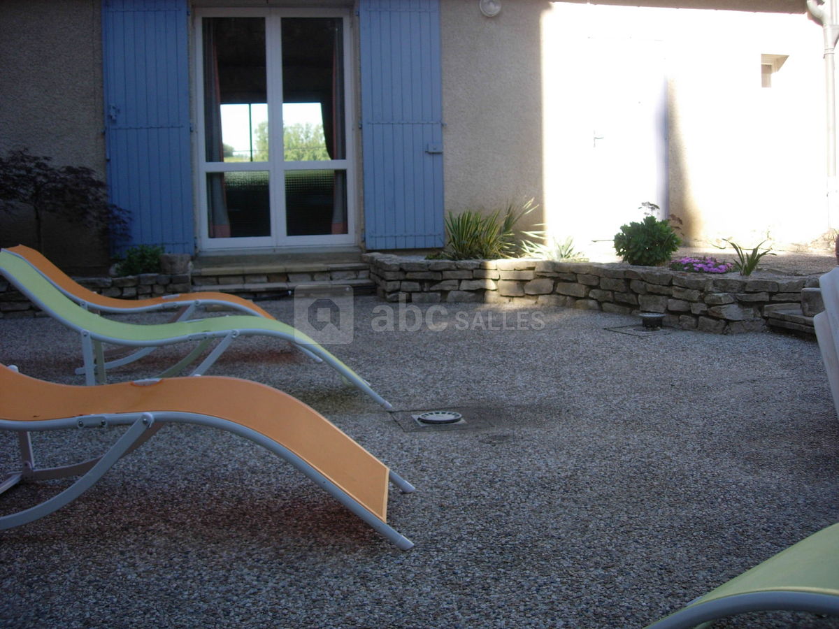 Extérieur piscine donnant sur salle réunion