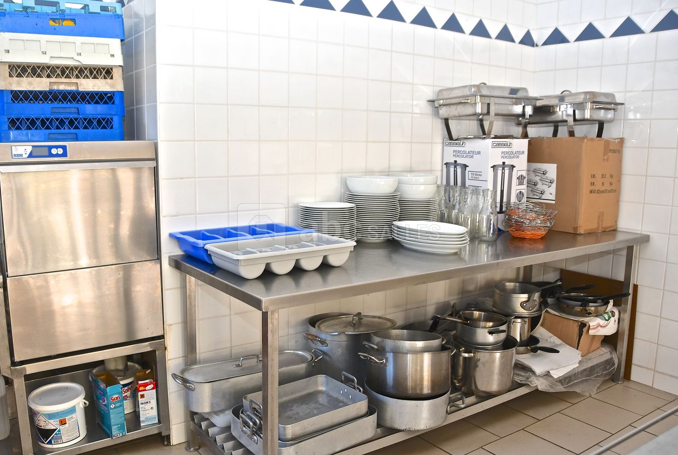 Table et tout le matériel de cuisson