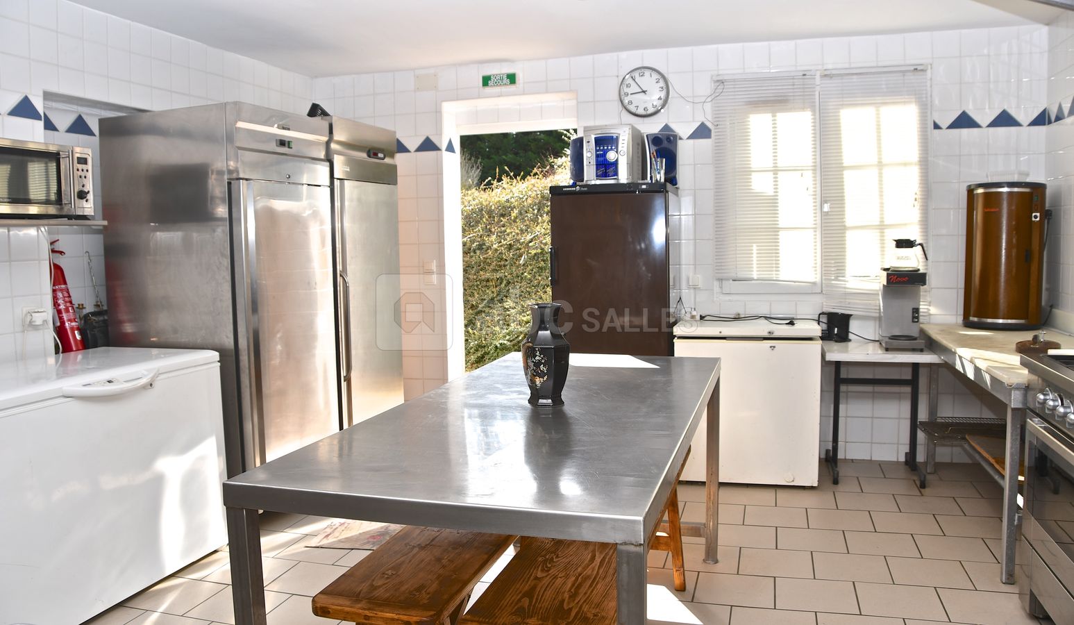 Cave à vin 60 bouteilles,congélateur,cafetière double et chauffe assiettes
