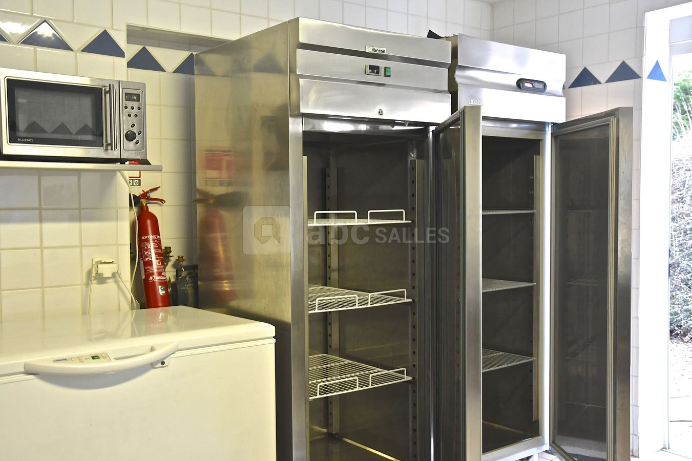 Cuisine vu deux chambres froide et congélateur