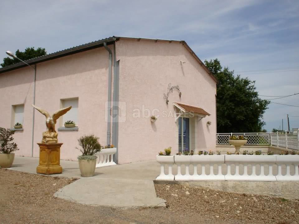 Vue extérieur avec ces belles terrasses ou l'on peut faire le vin d'honneur ou prendre l’apéritif