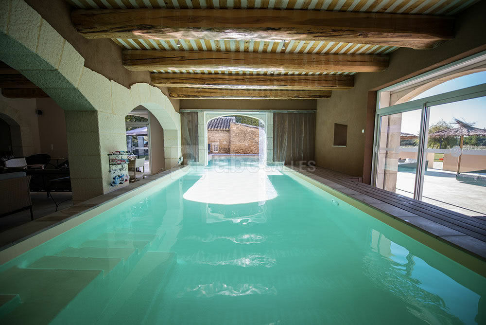 Piscine de 15 mètres de long moitié en intérieur, moitié en extérieur