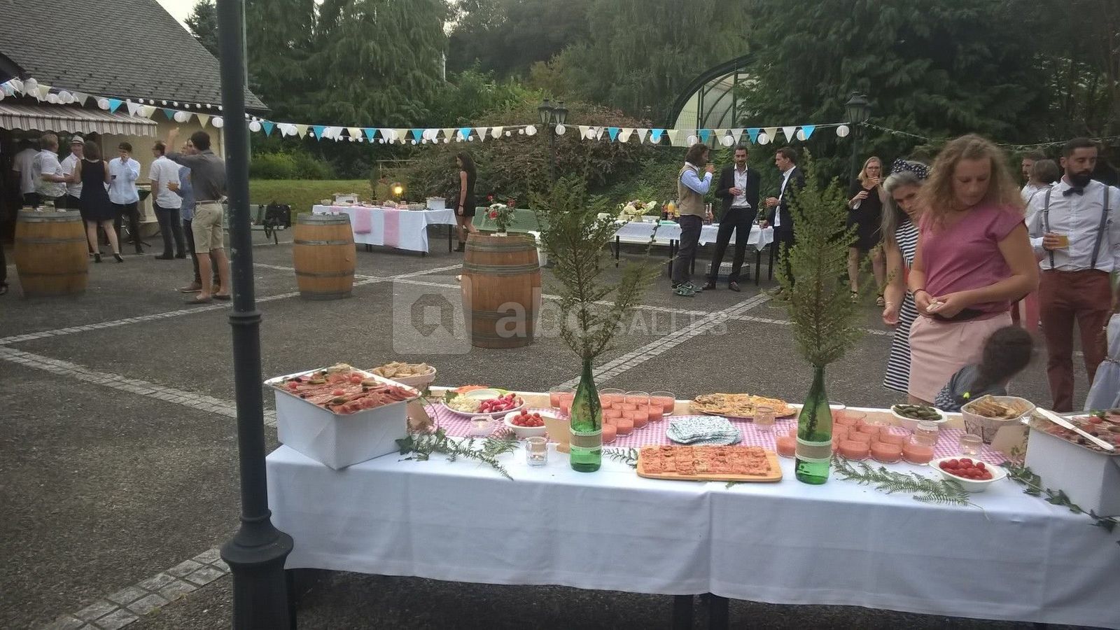 Cour extérieure devant la salle