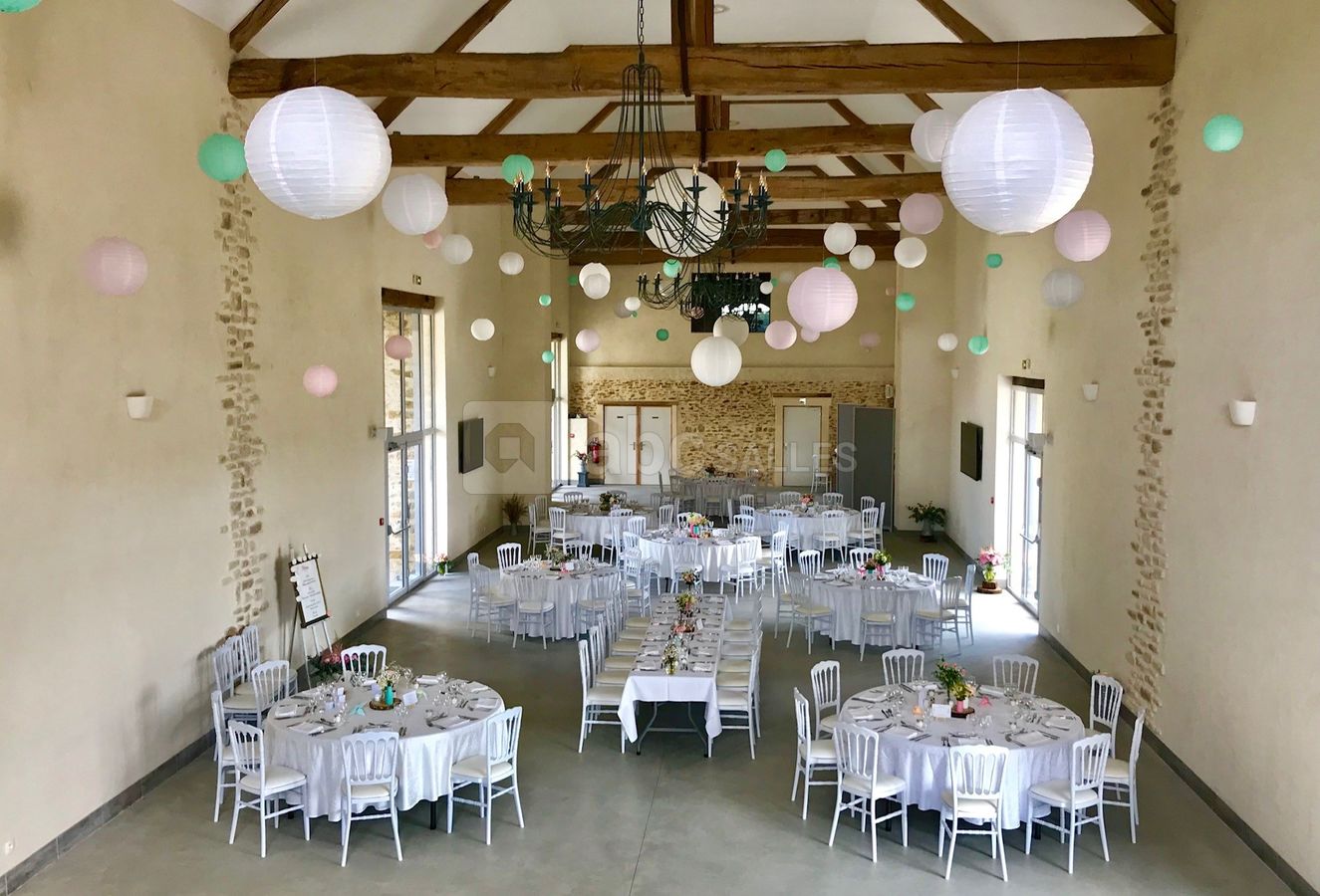 Salle avec lampions