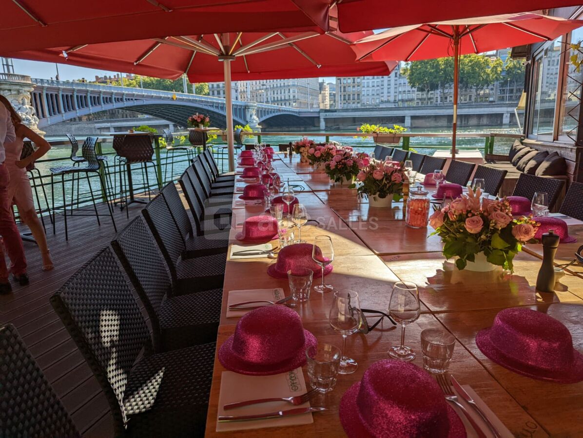 La terrasse agencée et décorée pour un anniversaire