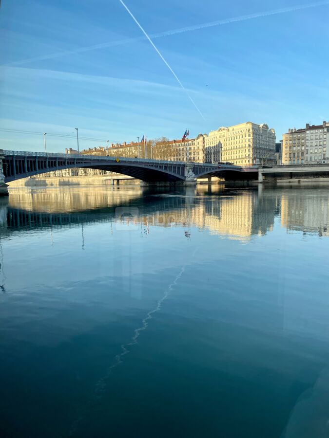 Vue de la péniche sur le Rhône