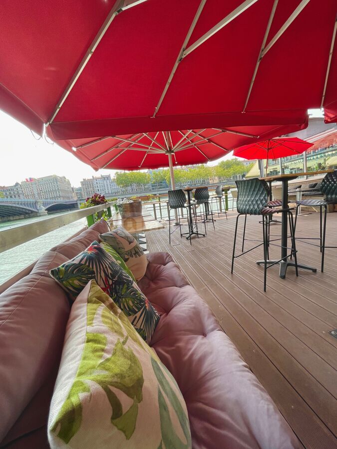 Terrasse agencée pour une soirée cocktail d'entreprise