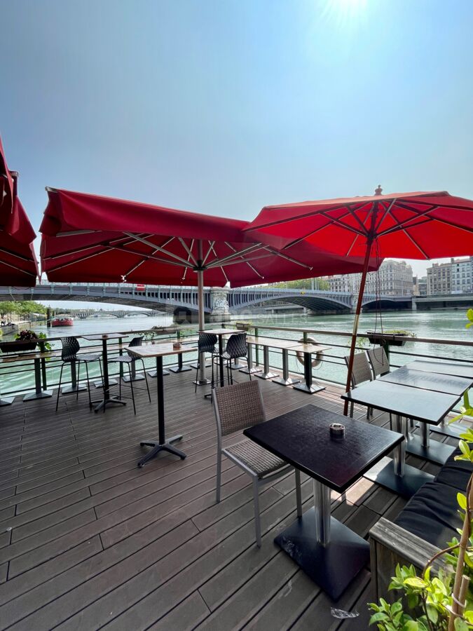 Agencement de la terrasse pour un cocktail dînatoire lors d'une privatisation totale