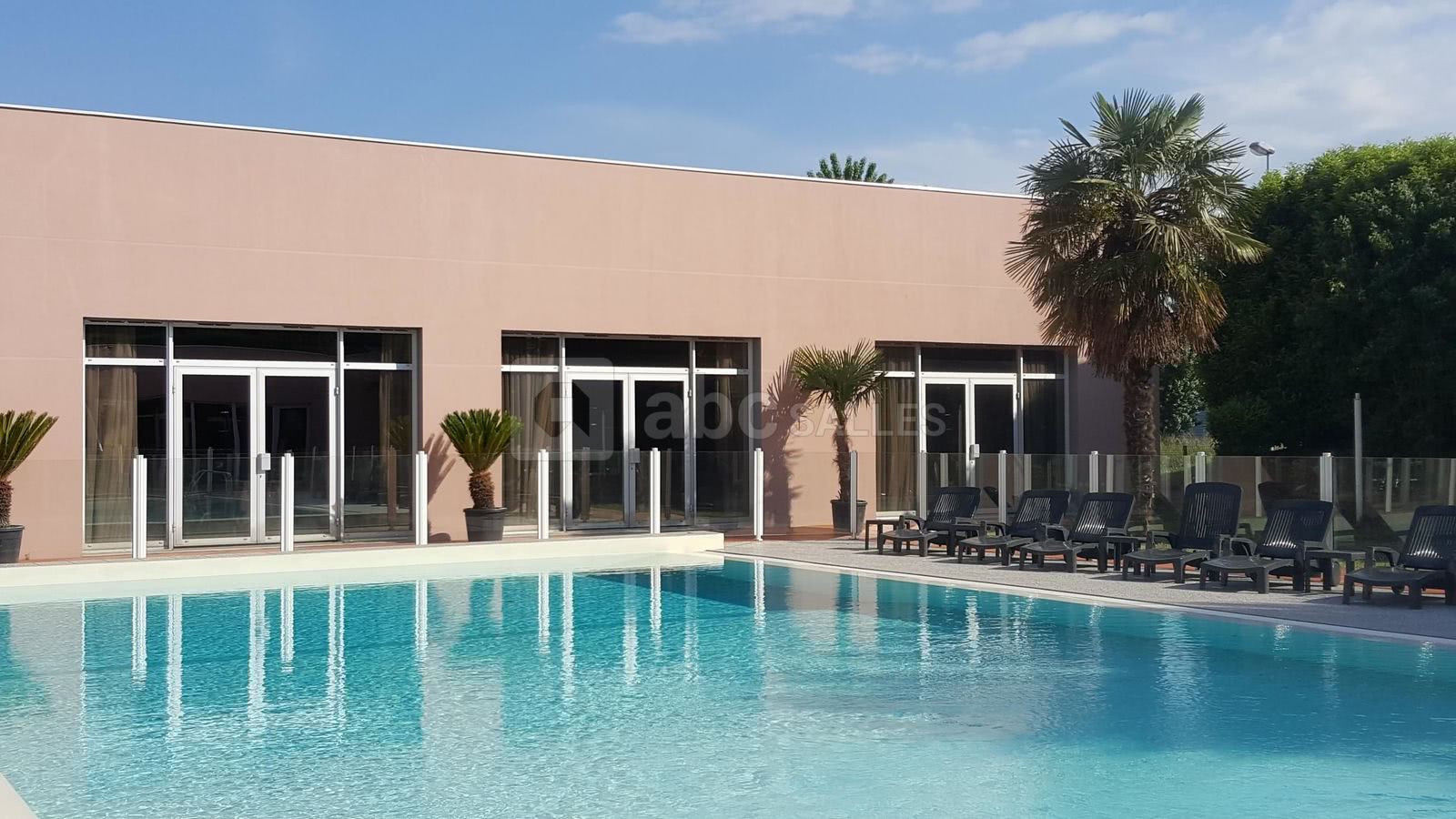 Terrasse en bord de piscine