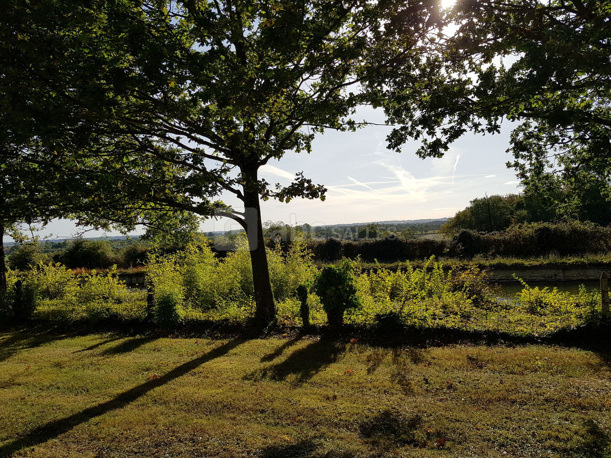 La vue des Mauges au delà des Douves