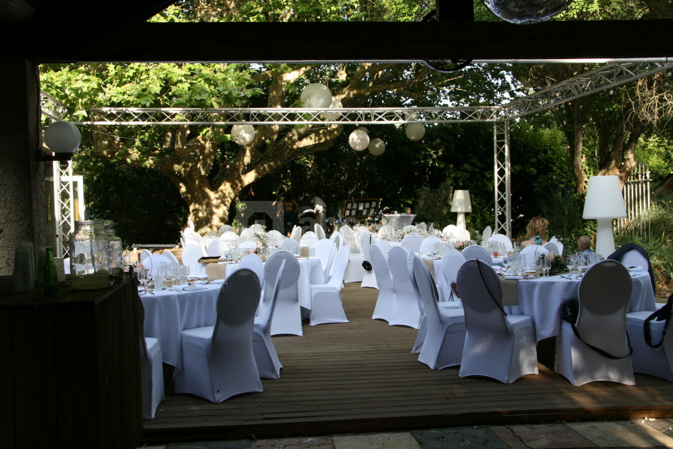 Repas d affaires en exterieur a l ombre des arbres