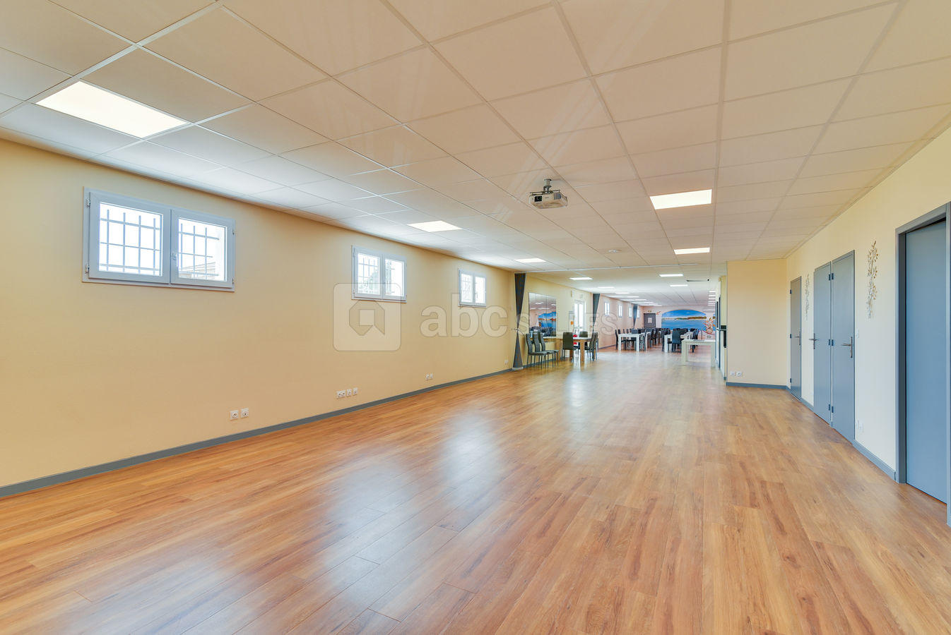 Salle vide offrant de nombreuses possibilités