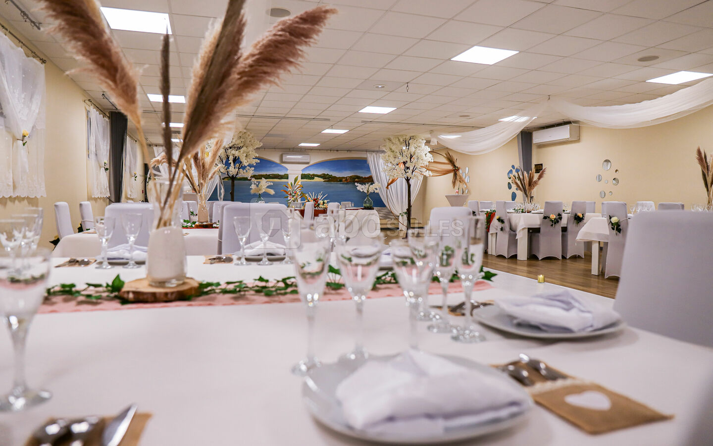 Espace de l'Olivier - Salle de restauration équipée décorée